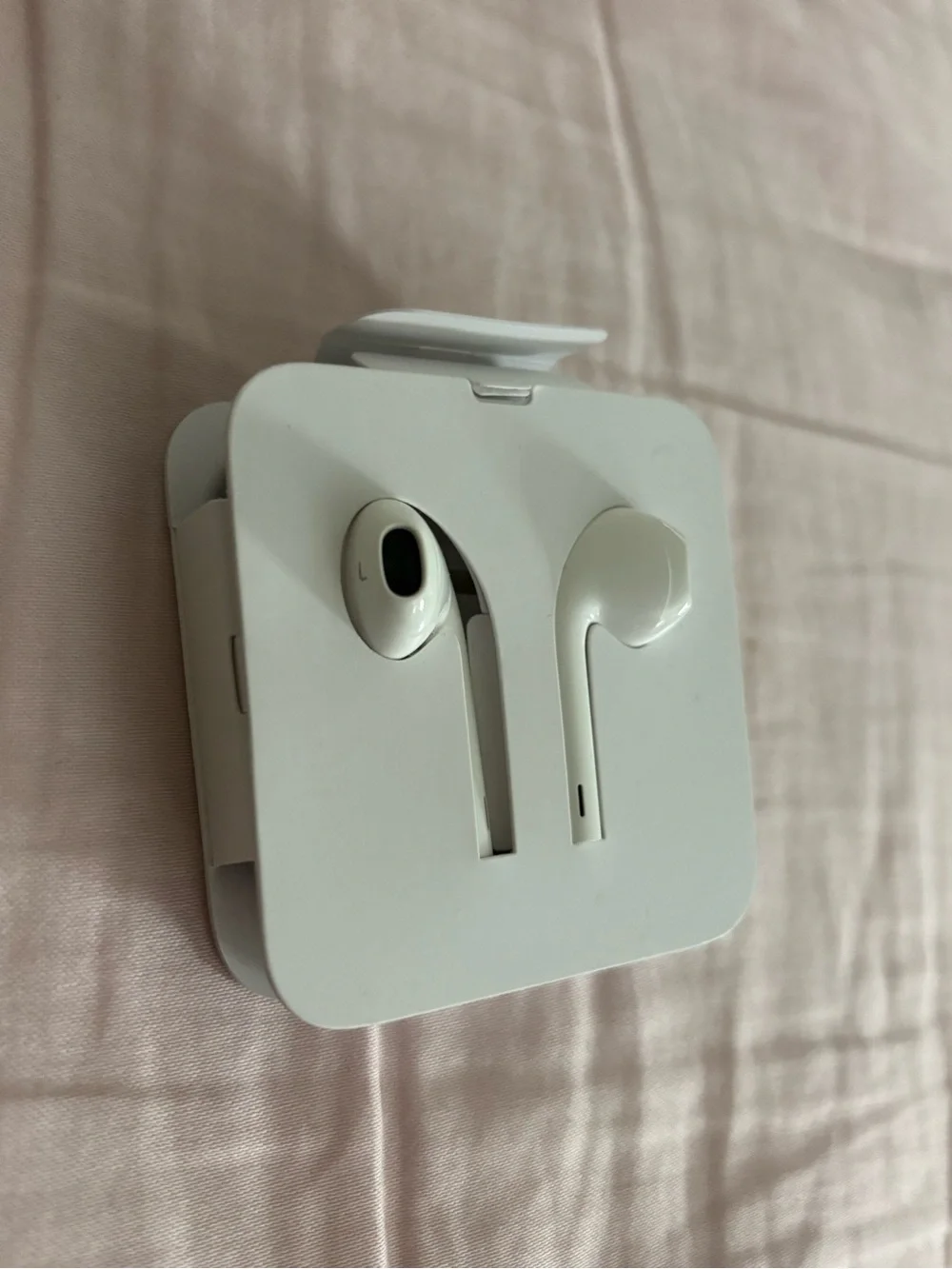 NWOT apple wired earpods original headphones !